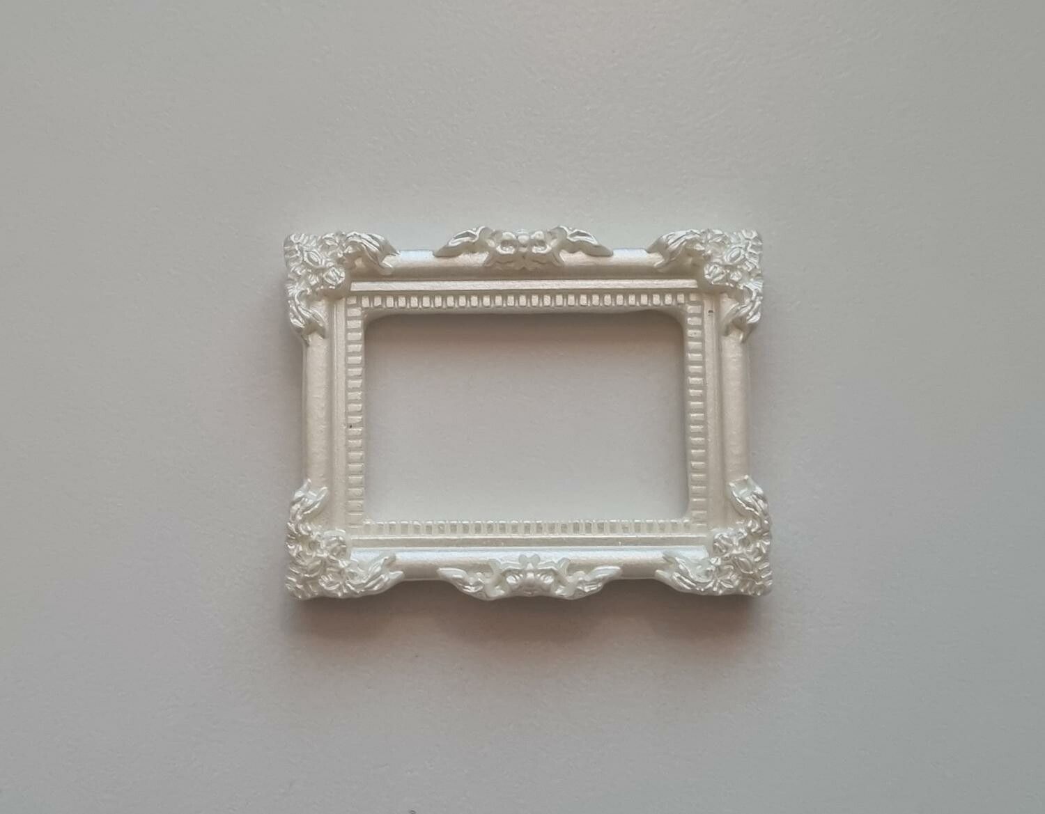 Miniatyr tavelram, ram - till dockhus, tittskåp med mera (variant 4)