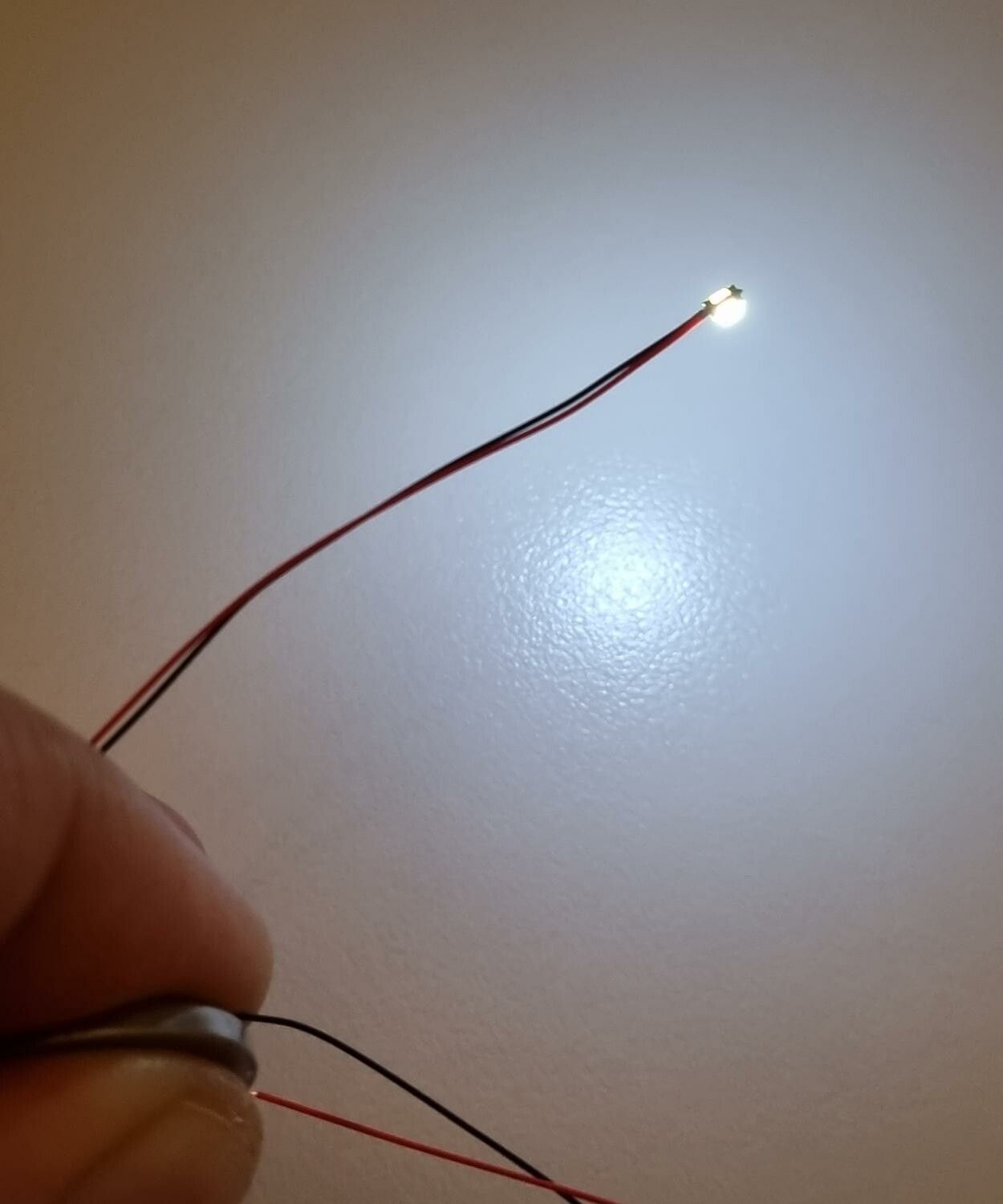 Tråd med LED-ljus (vit) För dockhus, tittskåp, tågräls
