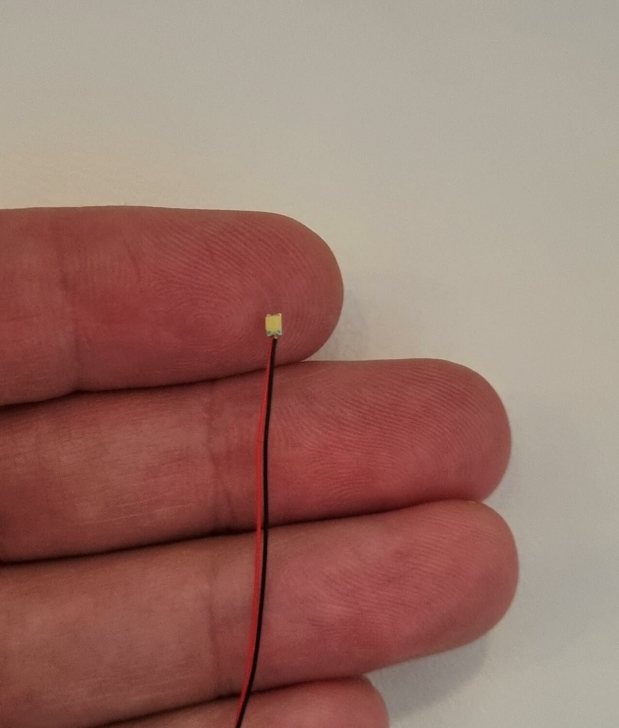 Tråd med LED-ljus (vit) För dockhus, tittskåp, tågräls