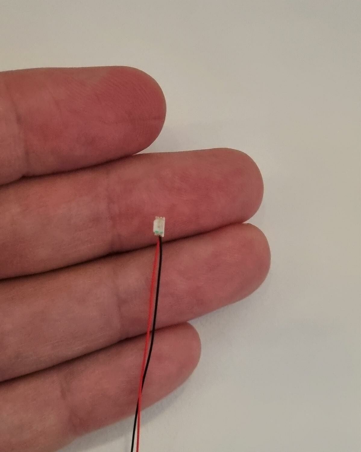 Tråd med LED-ljus (rött) För dockhus, tittskåp, tågräls