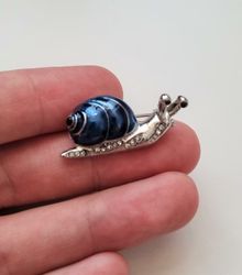 Brosch, Snigel med blått skal
