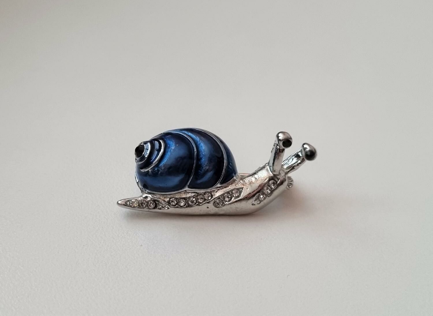 Brosch, Snigel med blått skal
