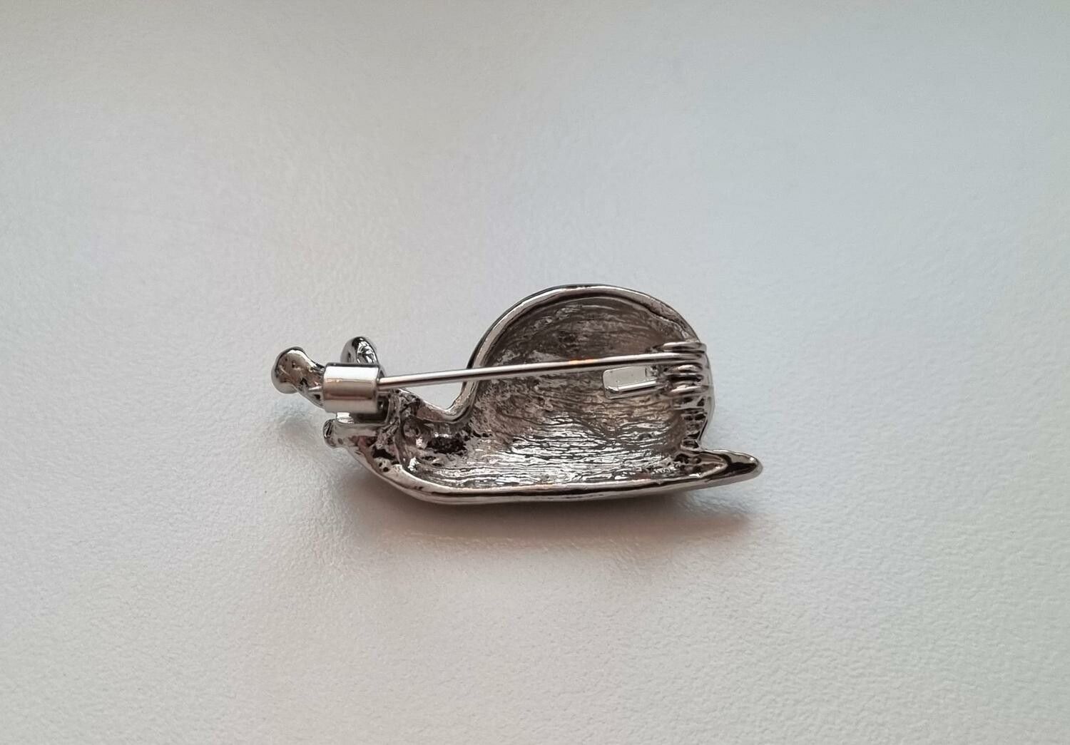 Brosch, Snigel med blått skal