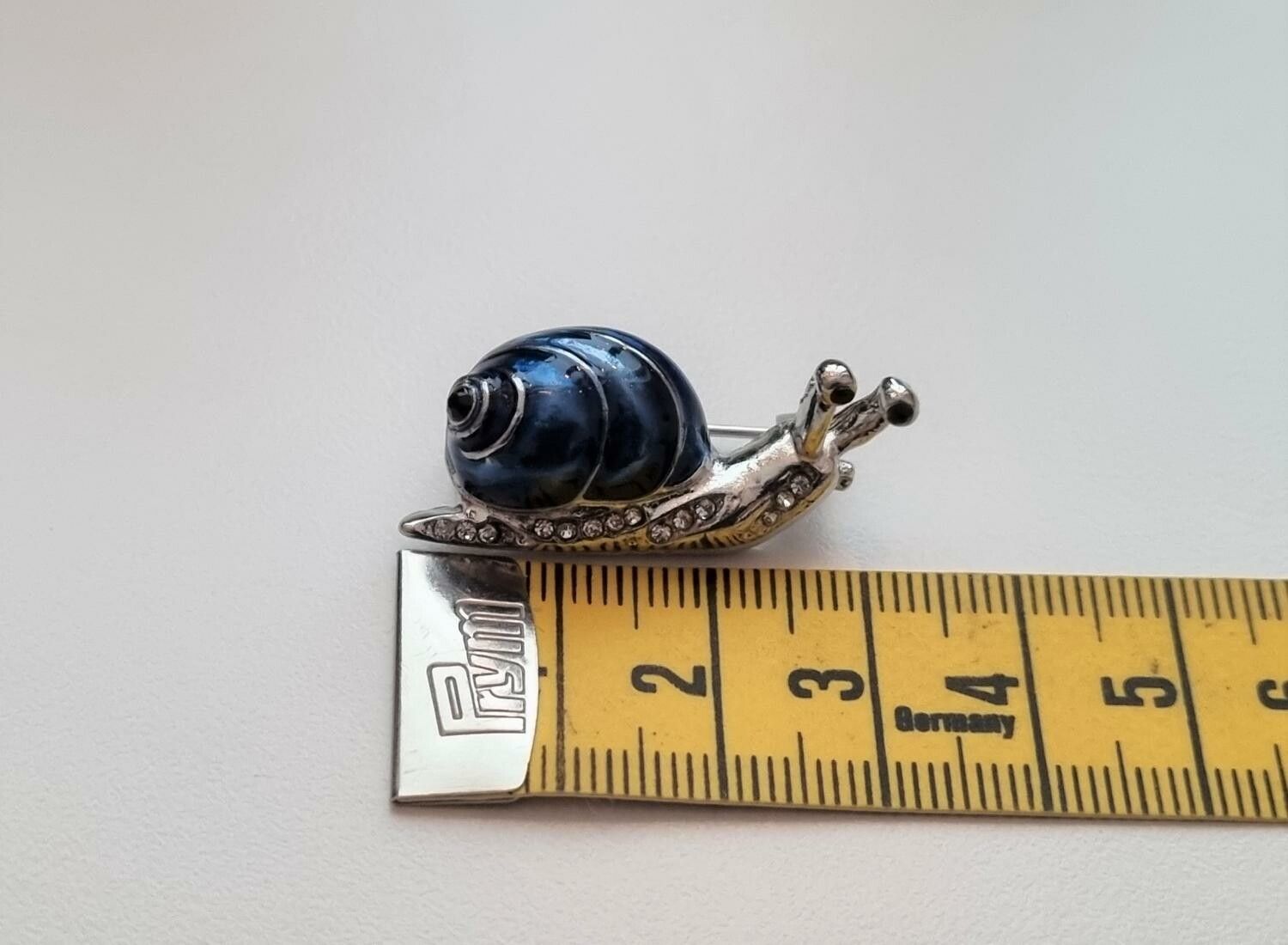 Brosch, Snigel med blått skal