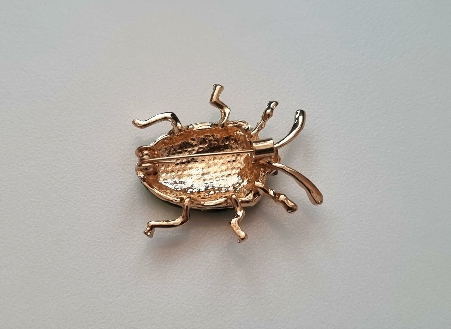 Brosch, Grön insekt / skalbagge med gula prickar på ryggen