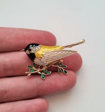 Brosch, Fågel / gulsparv sittandes på en kvist