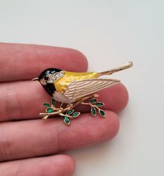 Brosch, Fågel / gulsparv sittandes på en kvist