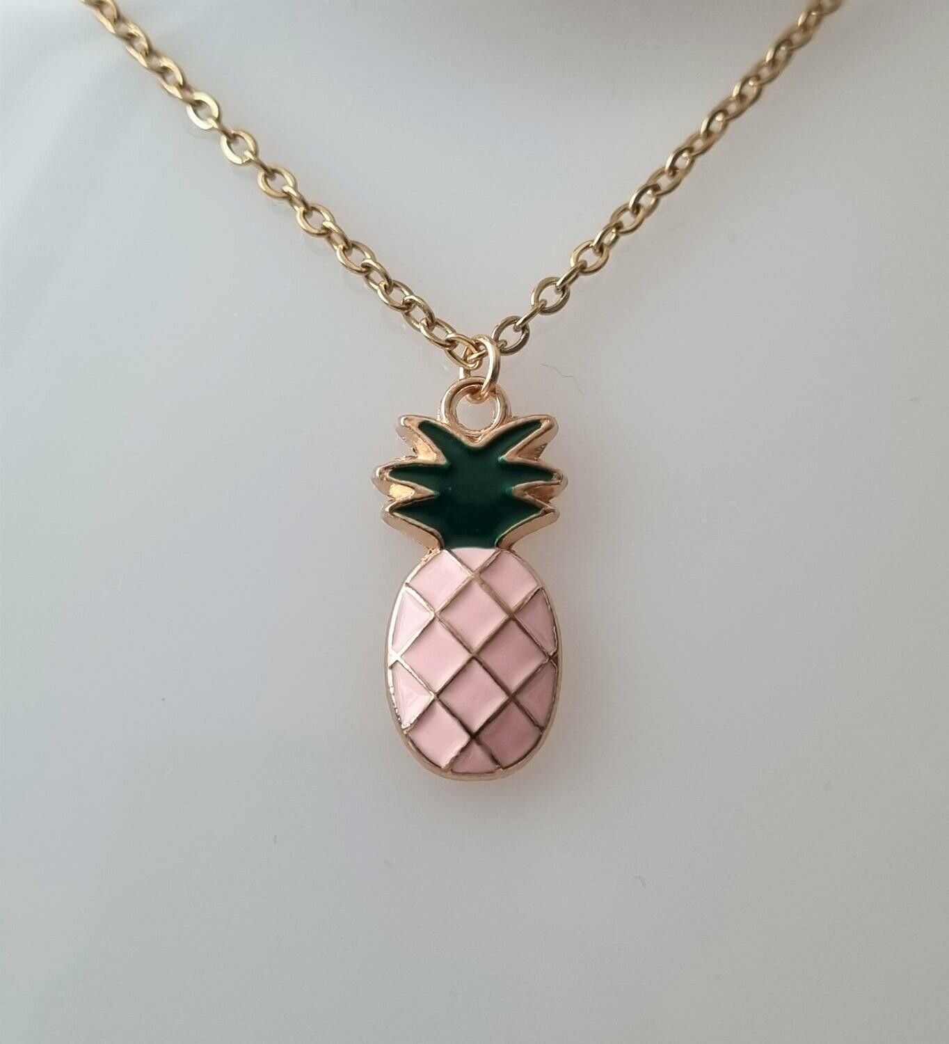 Guldfärgat halsband (50 cm) med en rosa ananas