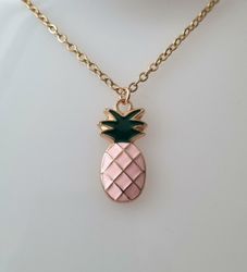 Guldfärgat halsband (50 cm) med en rosa ananas