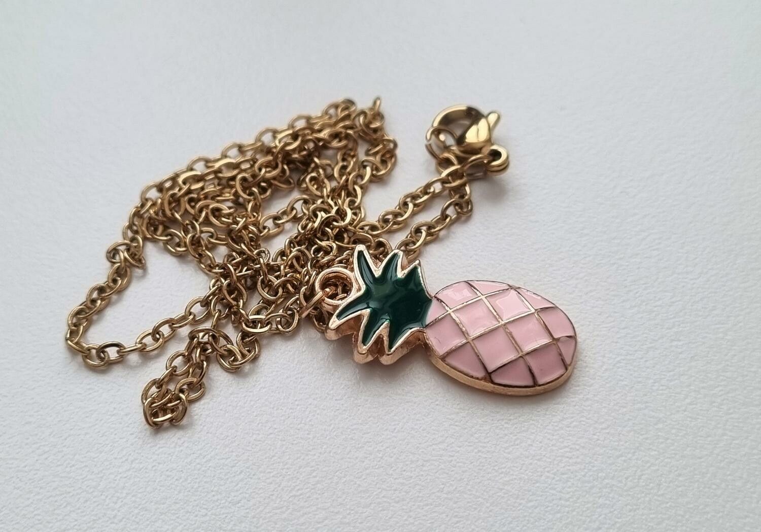 Guldfärgat halsband (50 cm) med en rosa ananas