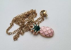 Guldfärgat halsband (50 cm) med en rosa ananas