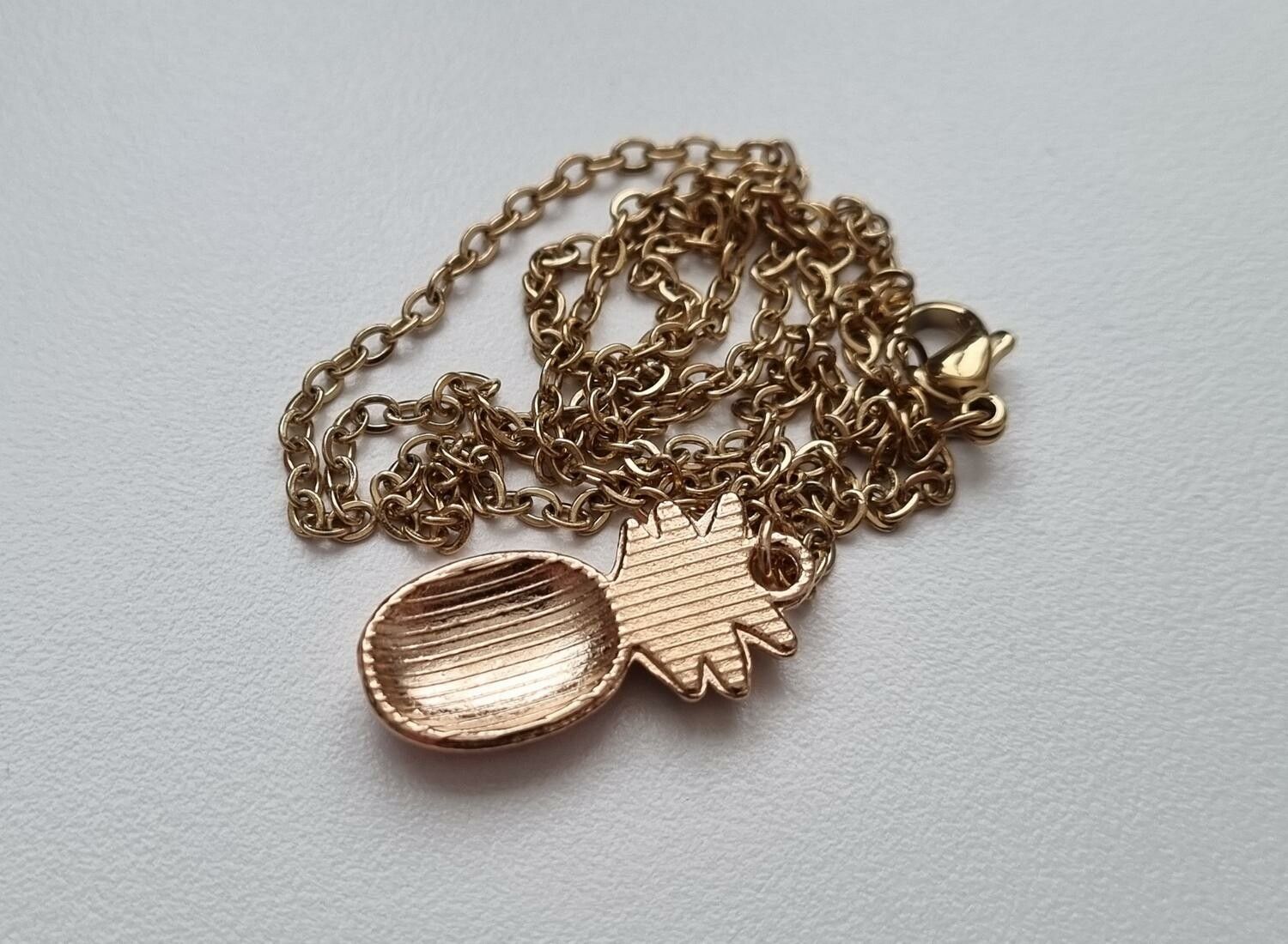 Guldfärgat halsband (50 cm) med en rosa ananas