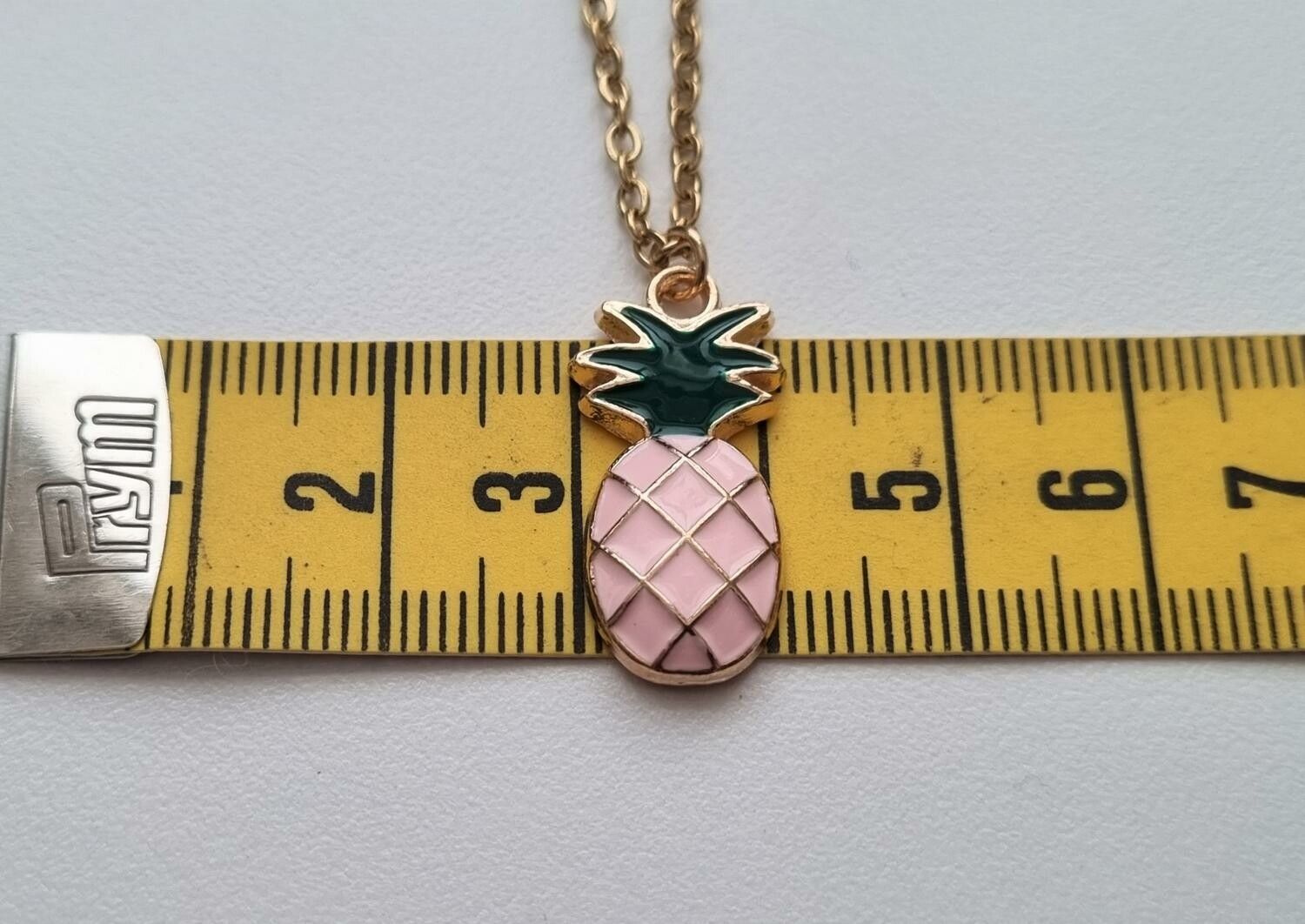 Guldfärgat halsband (50 cm) med en rosa ananas