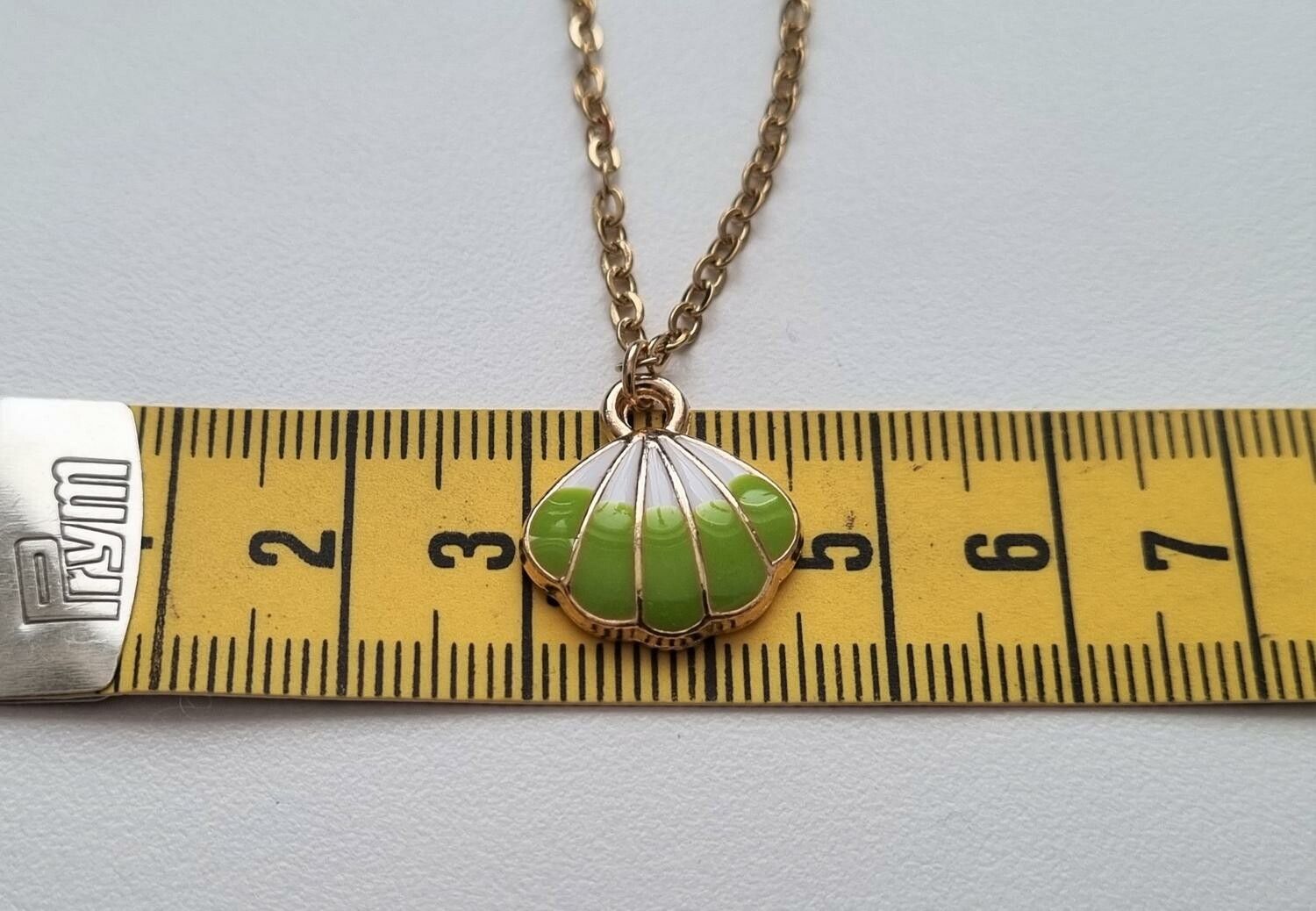 Guldfärgat halsband (50 cm) med snäckskal