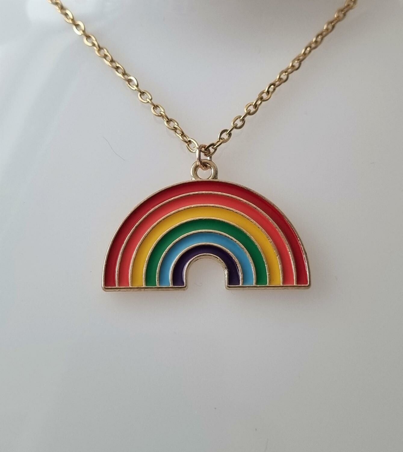 Guldfärgat halsband (50 cm) med en regnbåge