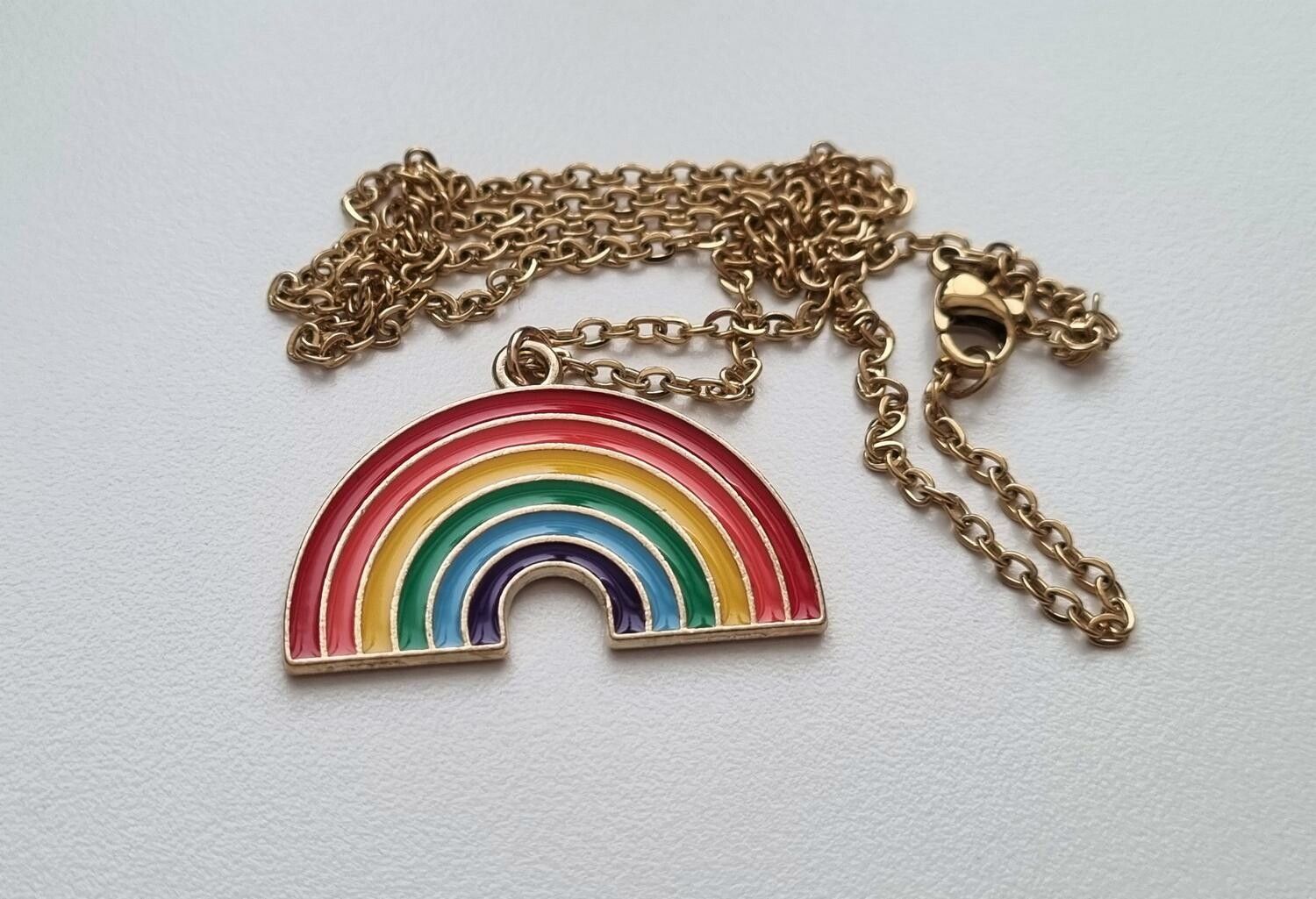Guldfärgat halsband (50 cm) med en regnbåge