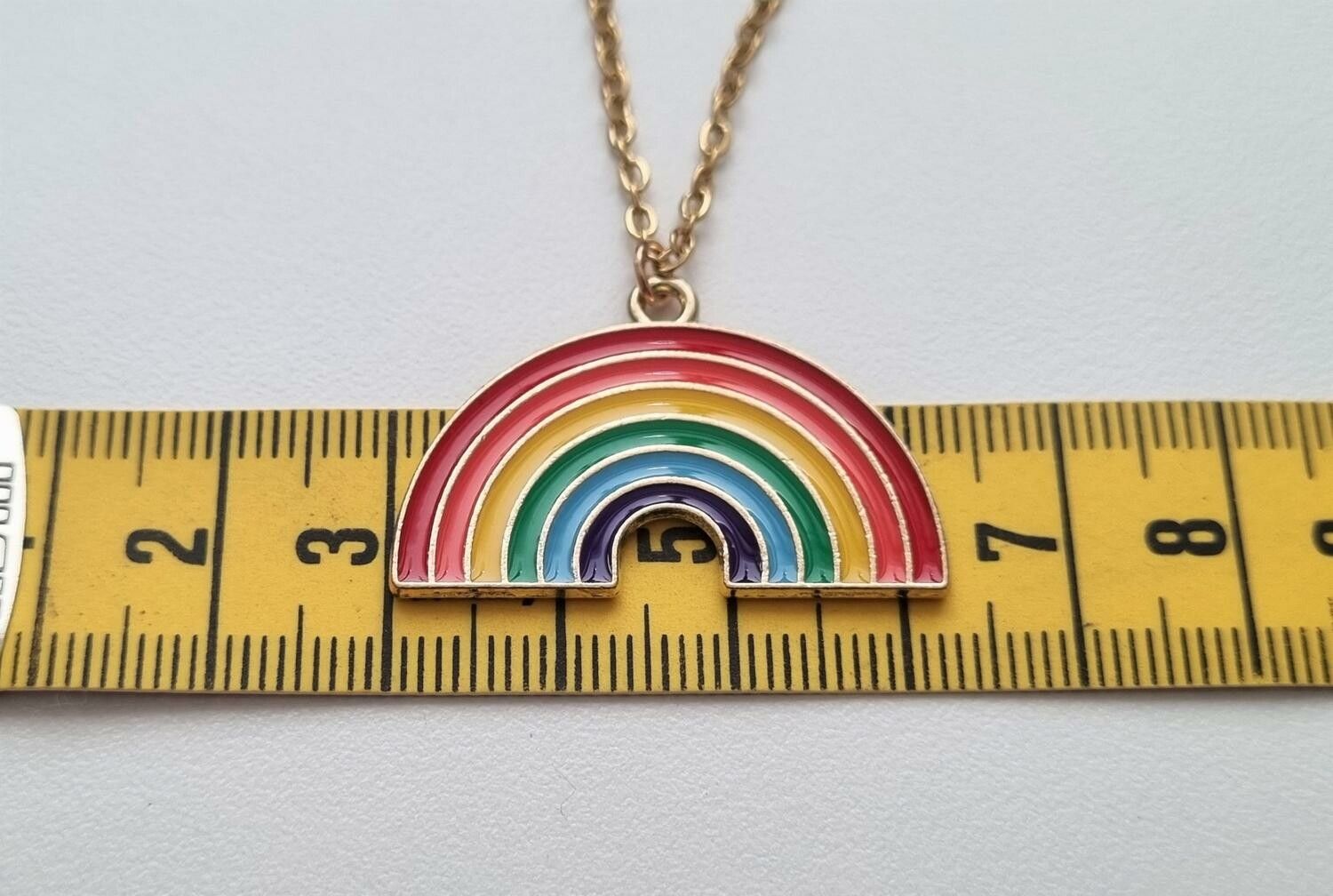 Guldfärgat halsband (50 cm) med en regnbåge