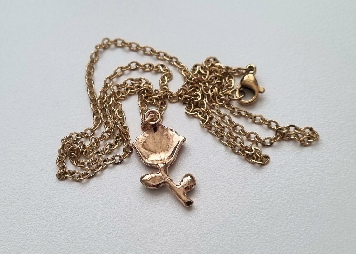 Guldfärgat halsband (50 cm) med en röd ros