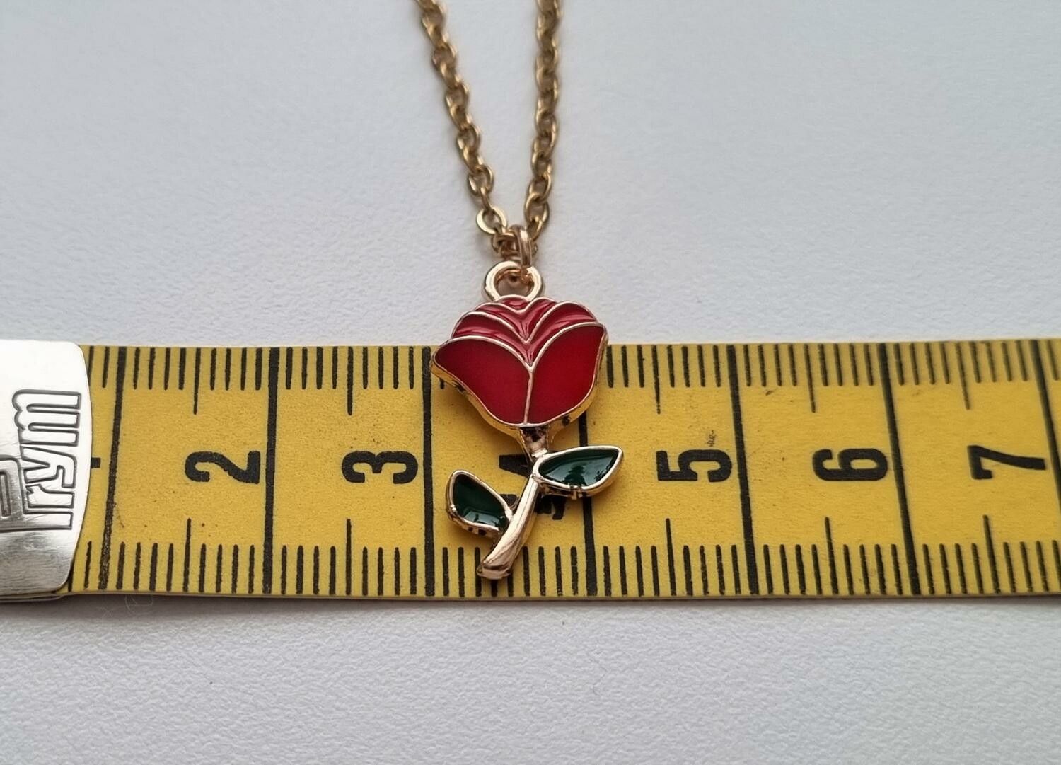 Guldfärgat halsband (50 cm) med en röd ros