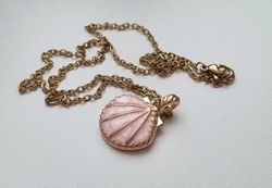 Guldfärgat halsband (50 cm) med ett rosa snäckskal