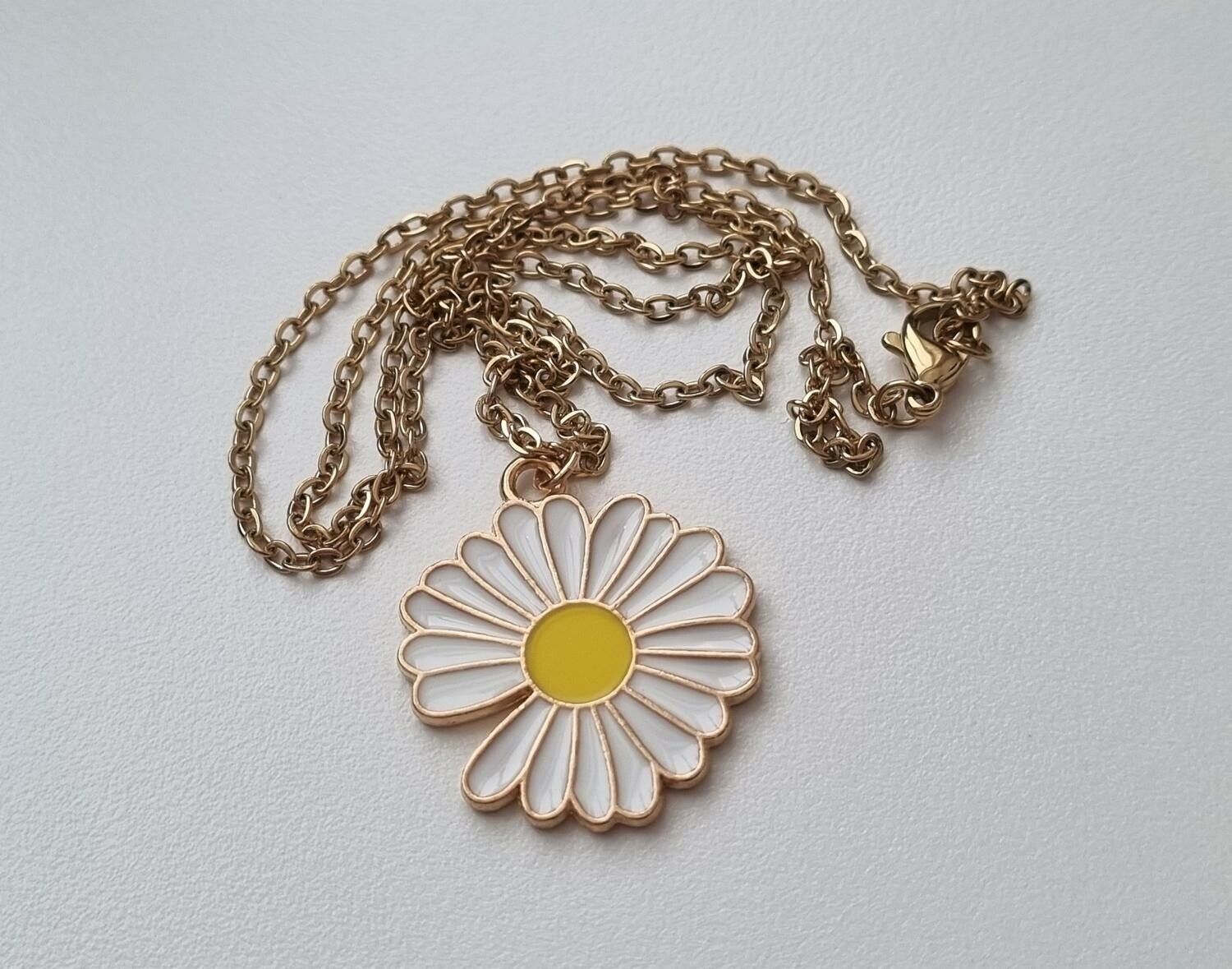 Guldfärgat halsband (50 cm) med en vit blomma