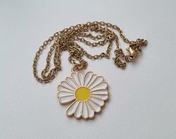 Guldfärgat halsband (50 cm) med en vit blomma