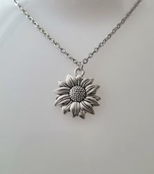 Silverfärgat halsband (50 cm) med en blomma / solros