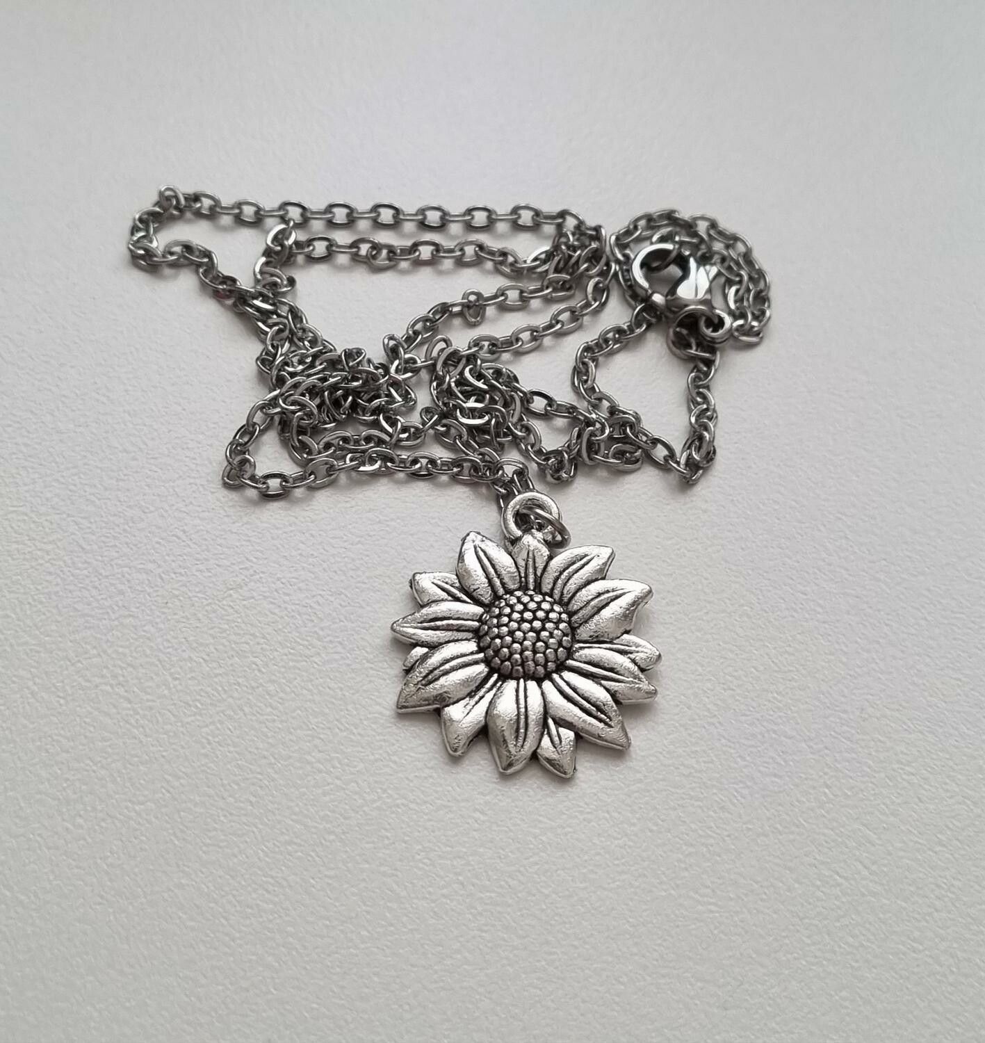 Silverfärgat halsband (50 cm) med en blomma / solros