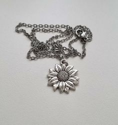 Silverfärgat halsband (50 cm) med en blomma / solros