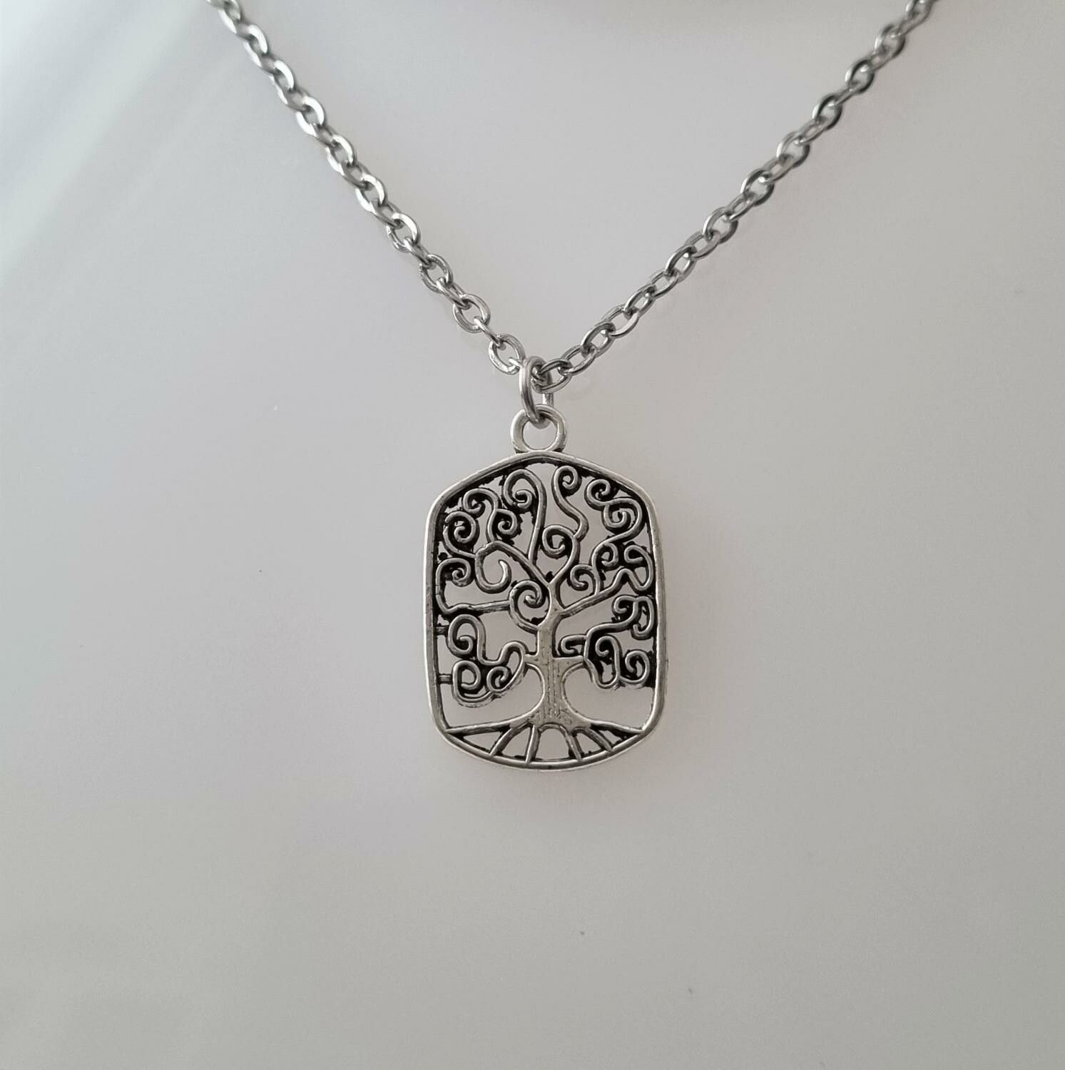Silverfärgat halsband (50 cm) med ett träd, livets träd