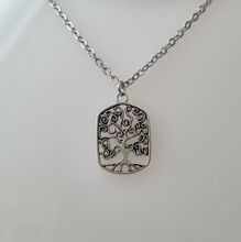Silverfärgat halsband (50 cm) med ett träd, livets träd