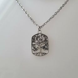 Silverfärgat halsband (50 cm) med ett träd, livets träd