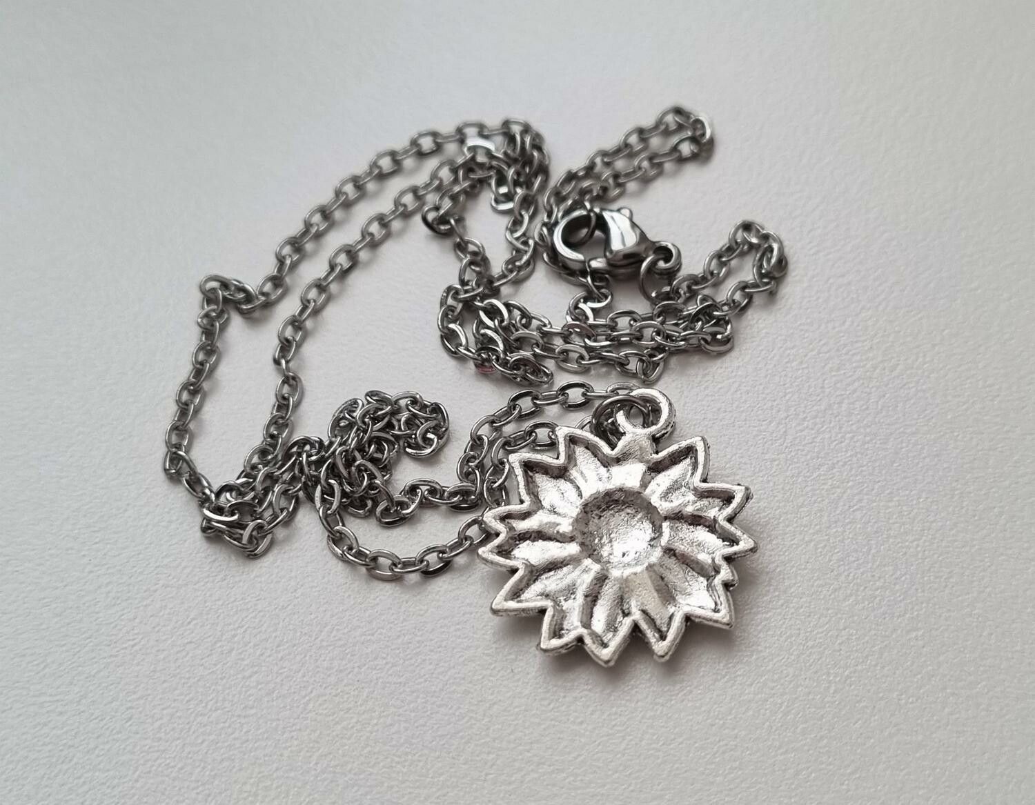 Silverfärgat halsband (50 cm) med en blomma / solros