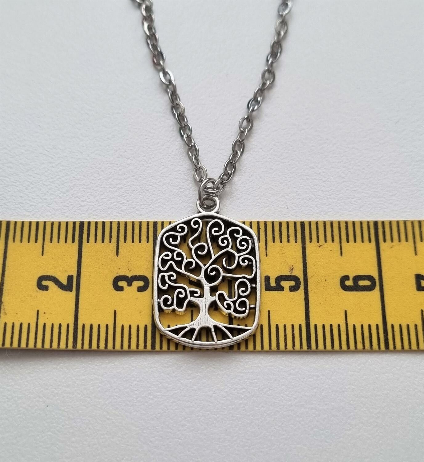 Silverfärgat halsband (50 cm) med ett träd, livets träd