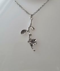 Silverfärgat halsband (50 cm) med en lång gren