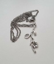 Silverfärgat halsband (50 cm) med en lång gren