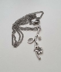 Silverfärgat halsband (50 cm) med en lång gren