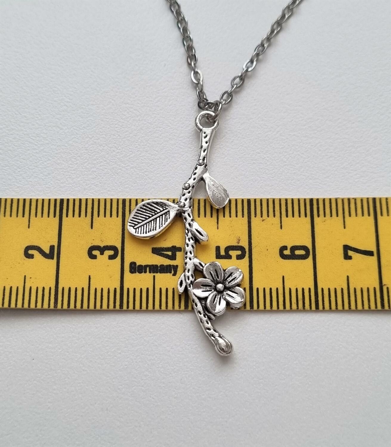 Silverfärgat halsband (50 cm) med en lång gren
