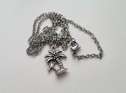 Silverfärgat halsband (50 cm) med palmer