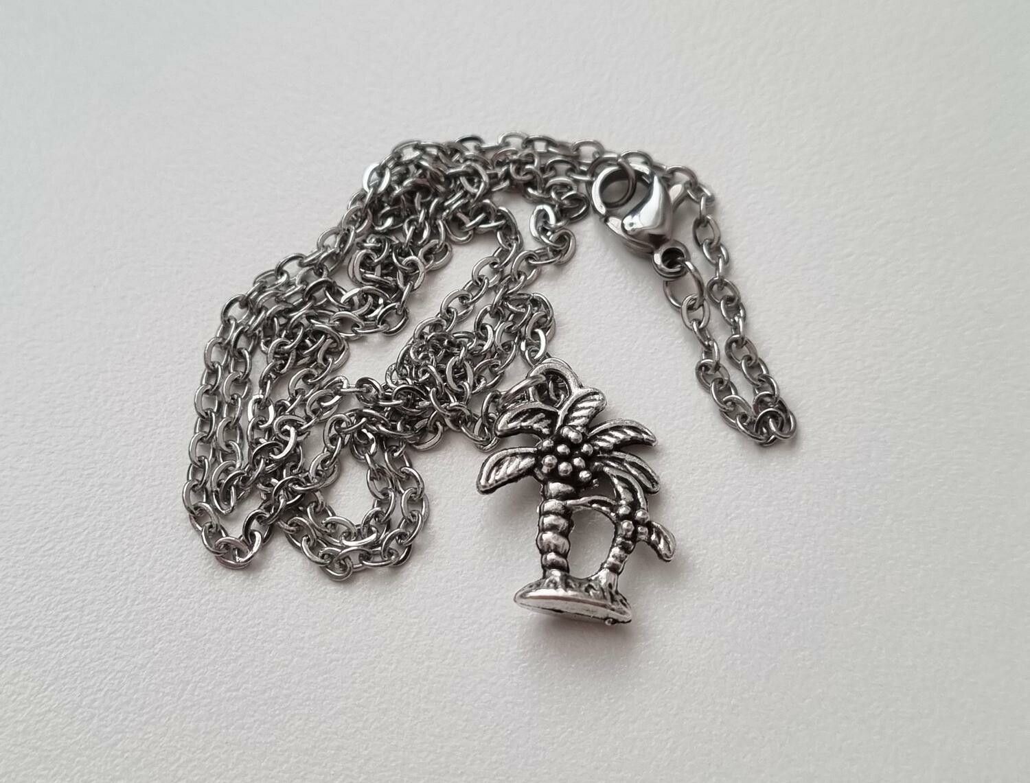 Silverfärgat halsband (50 cm) med palmer