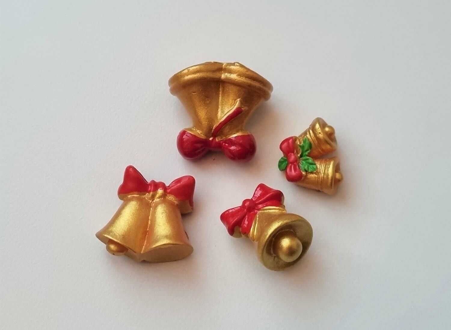 4 st julklockor i resin. Miniatyrer för dockskåpet, tittskåp mm