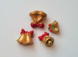 4 st julklockor i resin. Miniatyrer för dockskåpet, tittskåp mm