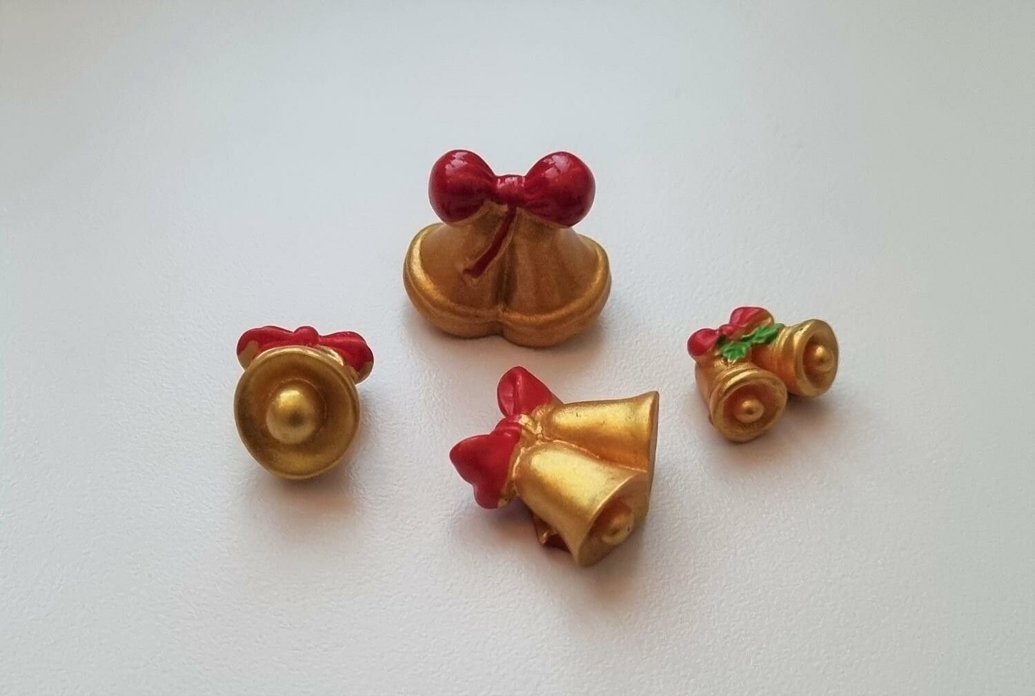 4 st julklockor i resin. Miniatyrer för dockskåpet, tittskåp mm