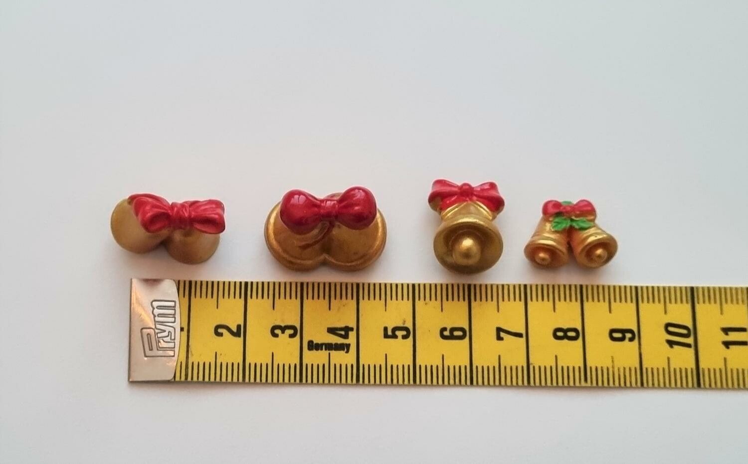 4 st julklockor i resin. Miniatyrer för dockskåpet, tittskåp mm