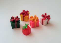 5 st julklappar i resin. Miniatyrer för dockskåpet, tittskåp mm