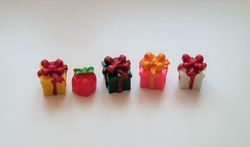 5 st julklappar i resin. Miniatyrer för dockskåpet, tittskåp mm
