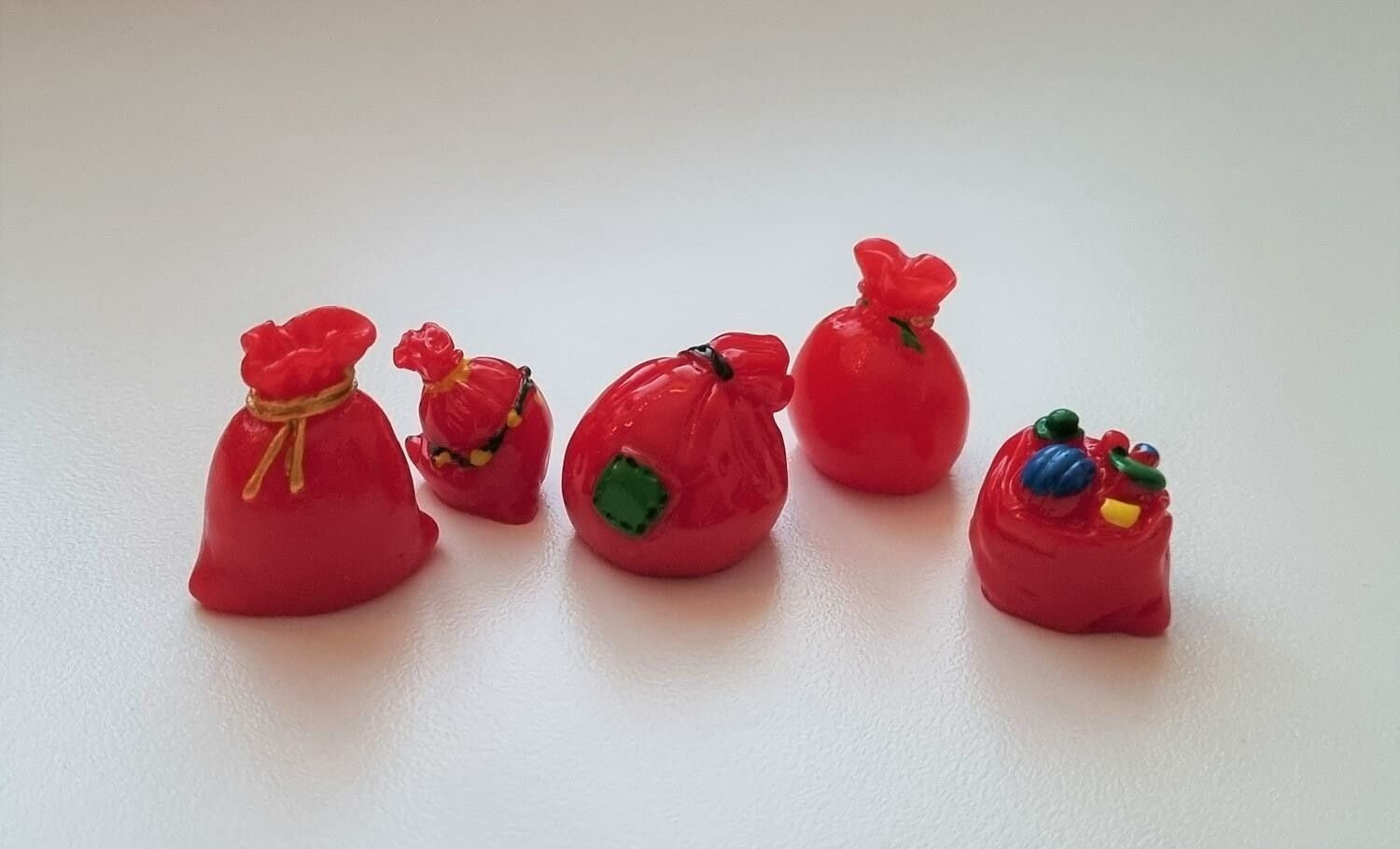 5 st julsäckar i resin. Miniatyrer för dockskåpet, tittskåp mm