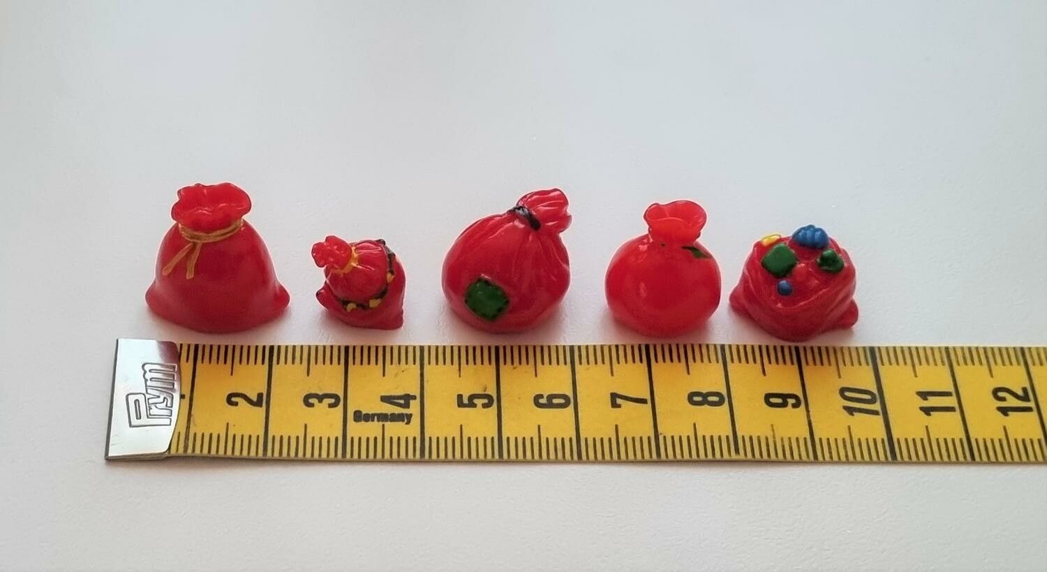 5 st julsäckar i resin. Miniatyrer för dockskåpet, tittskåp mm