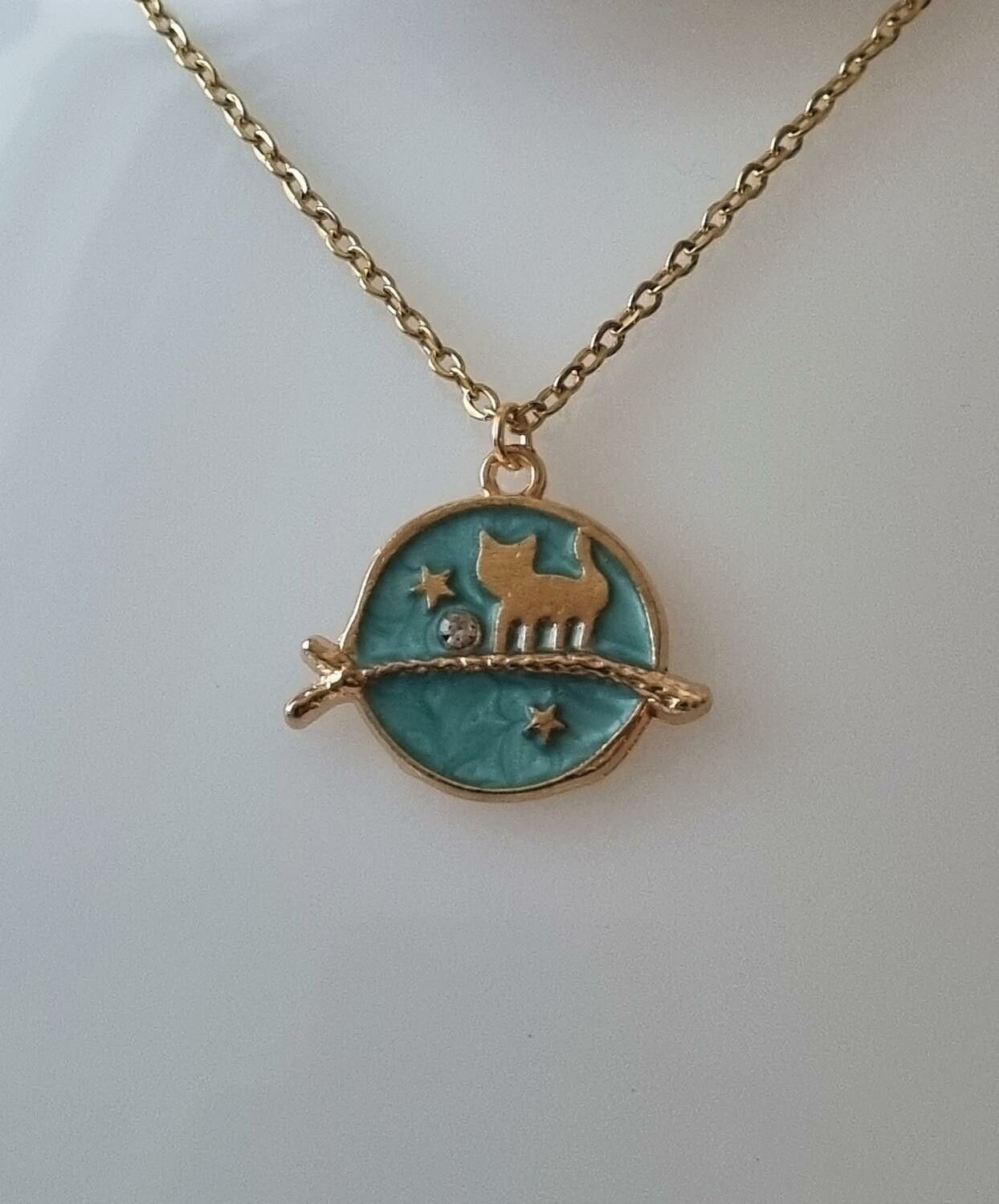 Guldfärgat halsband (50 cm) med en söt blå berlock