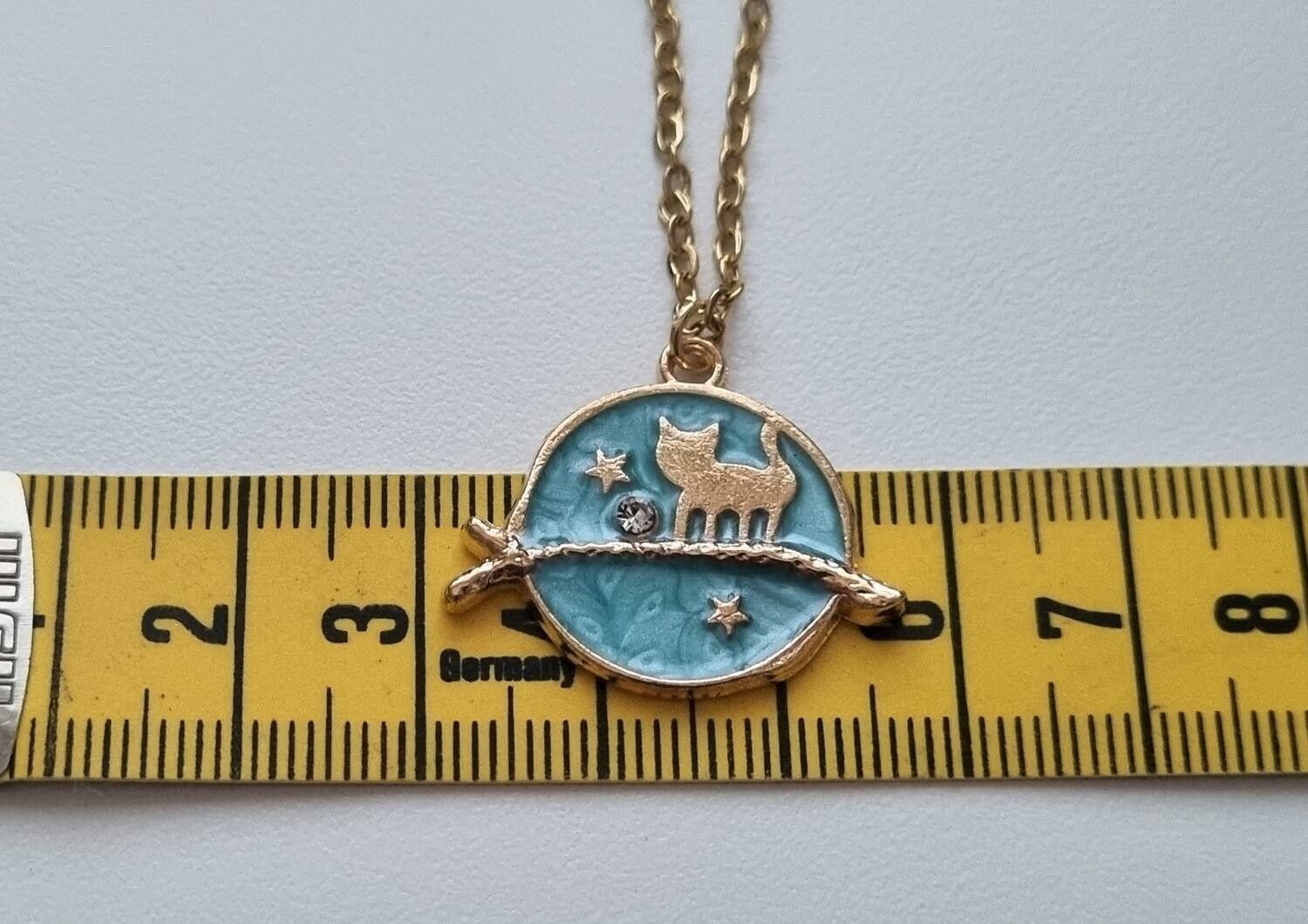 Guldfärgat halsband (50 cm) med en söt blå berlock